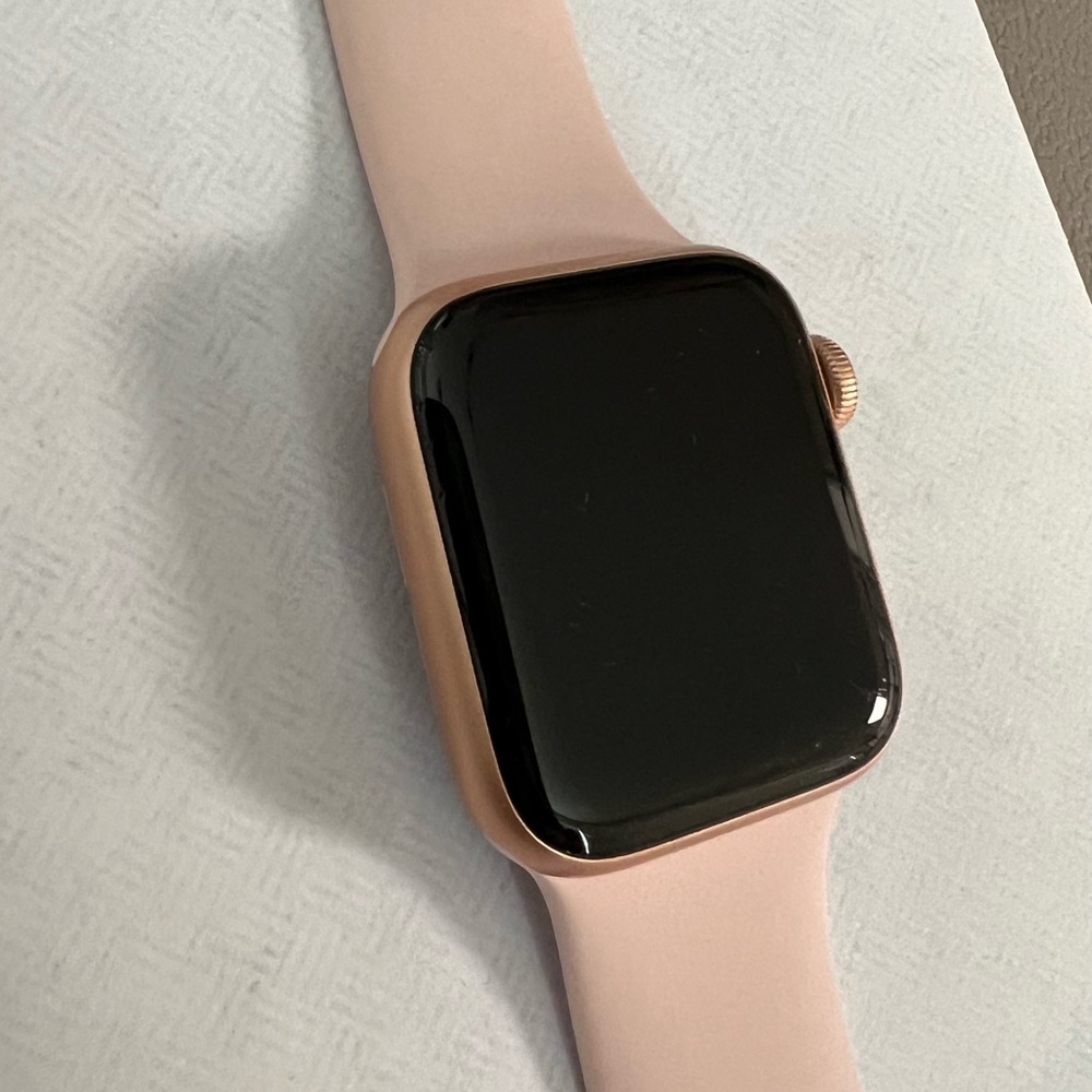 Apple Watch Series 6 40mm Gold aluminum case/ pink sand sports band
